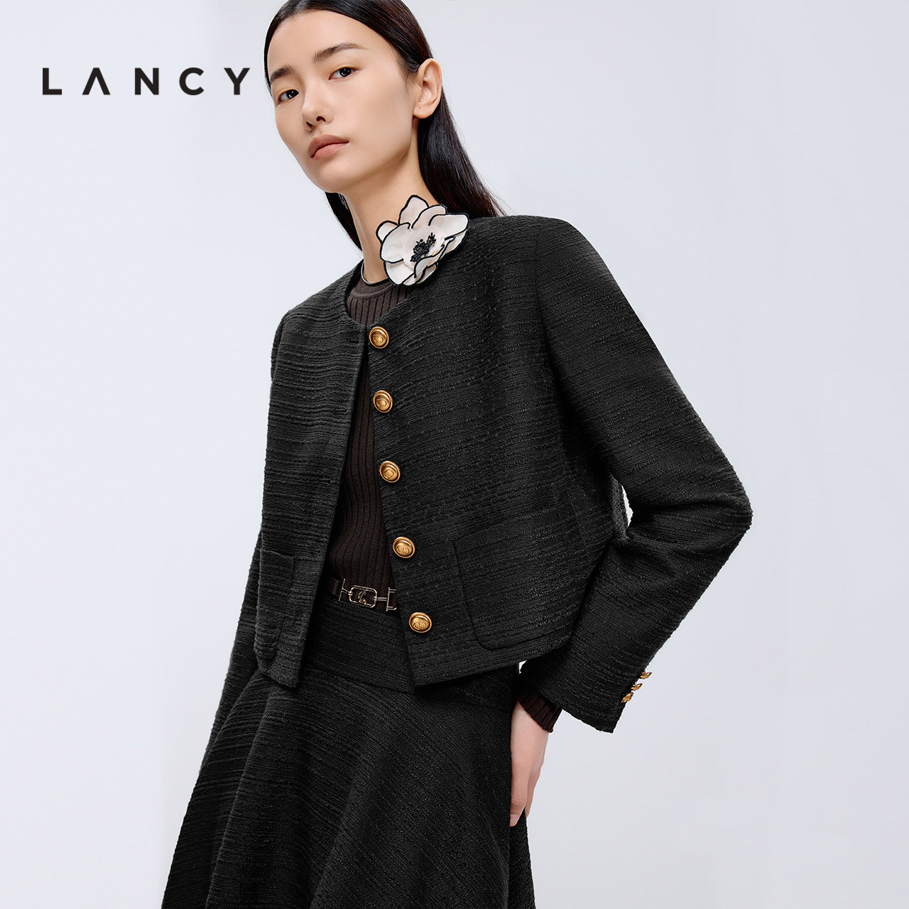 利落短裁 金属纽扣 立体肩型