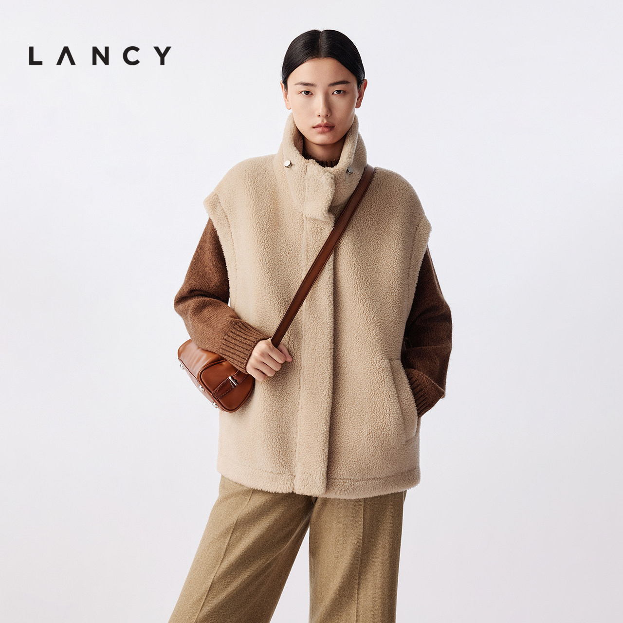 无袖设计 加宽领部 绒感表面