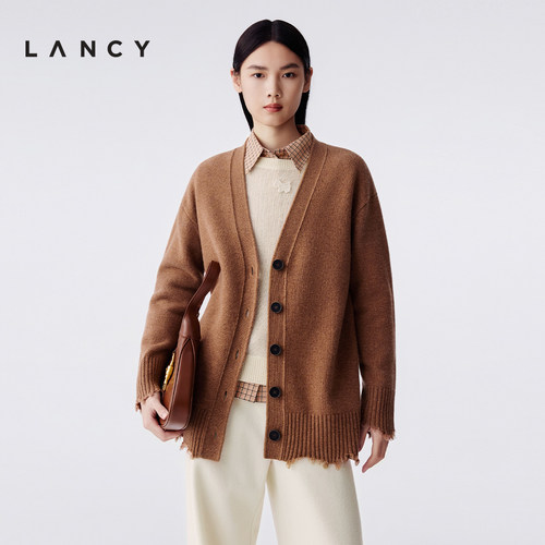 宽松廓形 V领设计 做旧感下摆