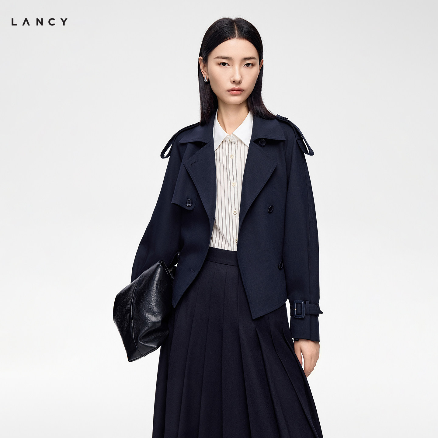 LANCY/朗姿2026年秋季新款绵羊毛藏青翻领双排扣风衣短外套女图片