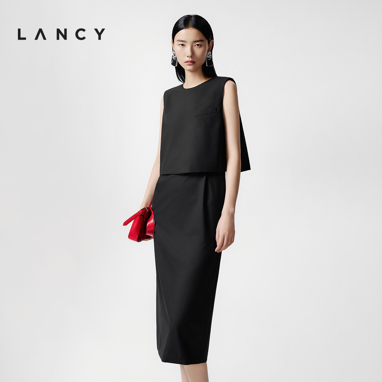 假两件设计 圆领直筒 背部开叉