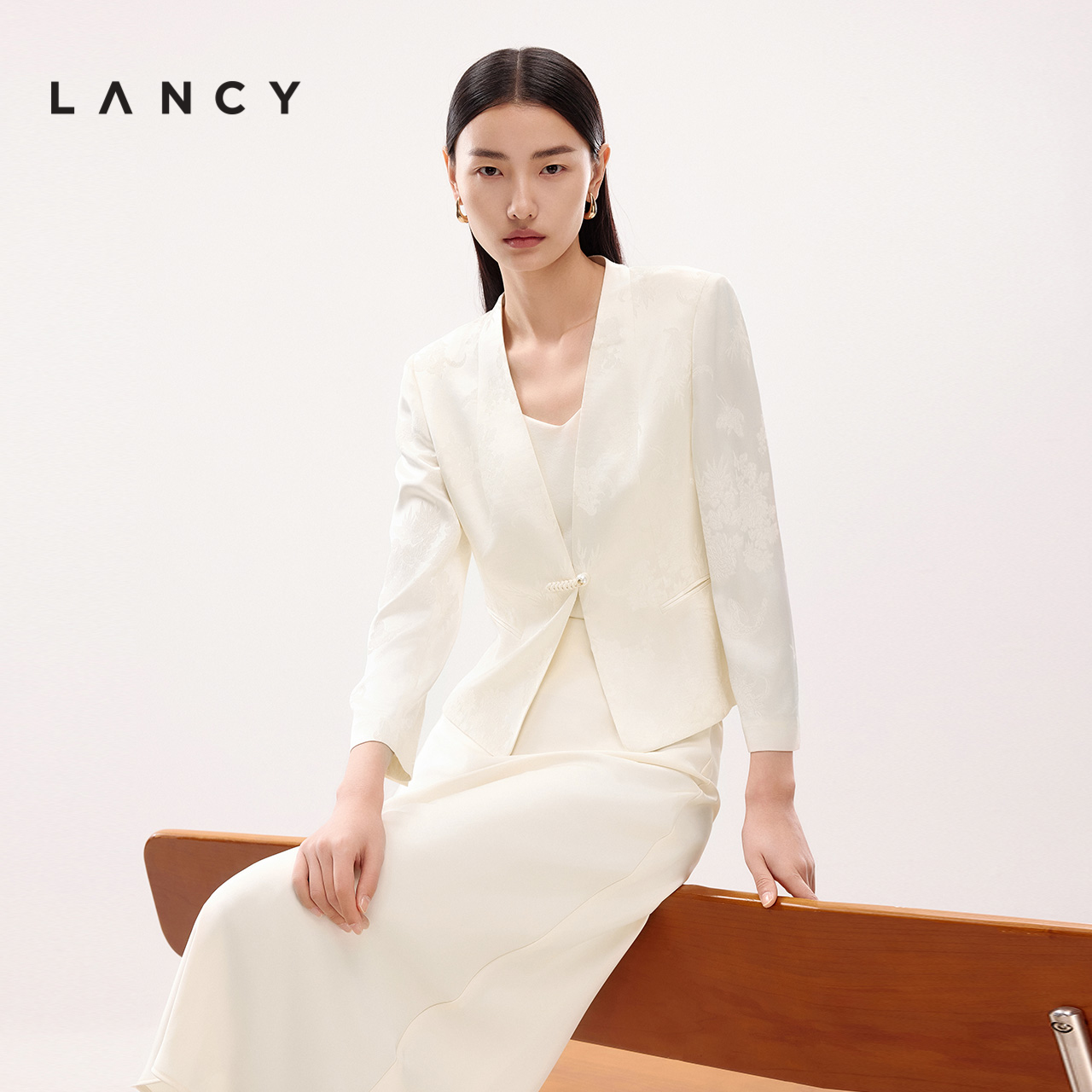 LANCY/朗姿2025年夏新款高端气质提花收腰V领短款外套女通勤上衣