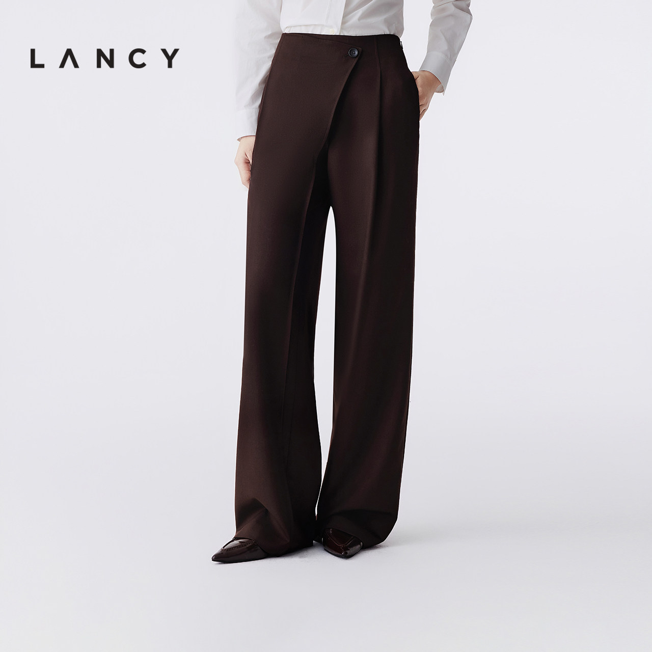 不对称门襟 阔腿版型 纽扣点缀