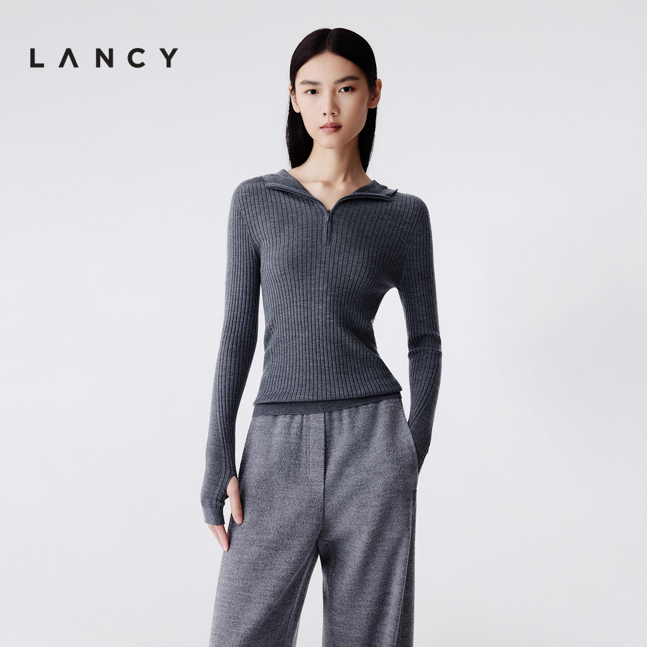 连帽设计 半开前襟 修身版型