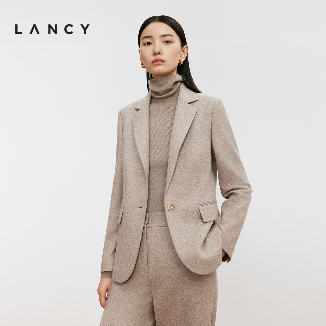 简约单扣 率性兜盖 利落翻领