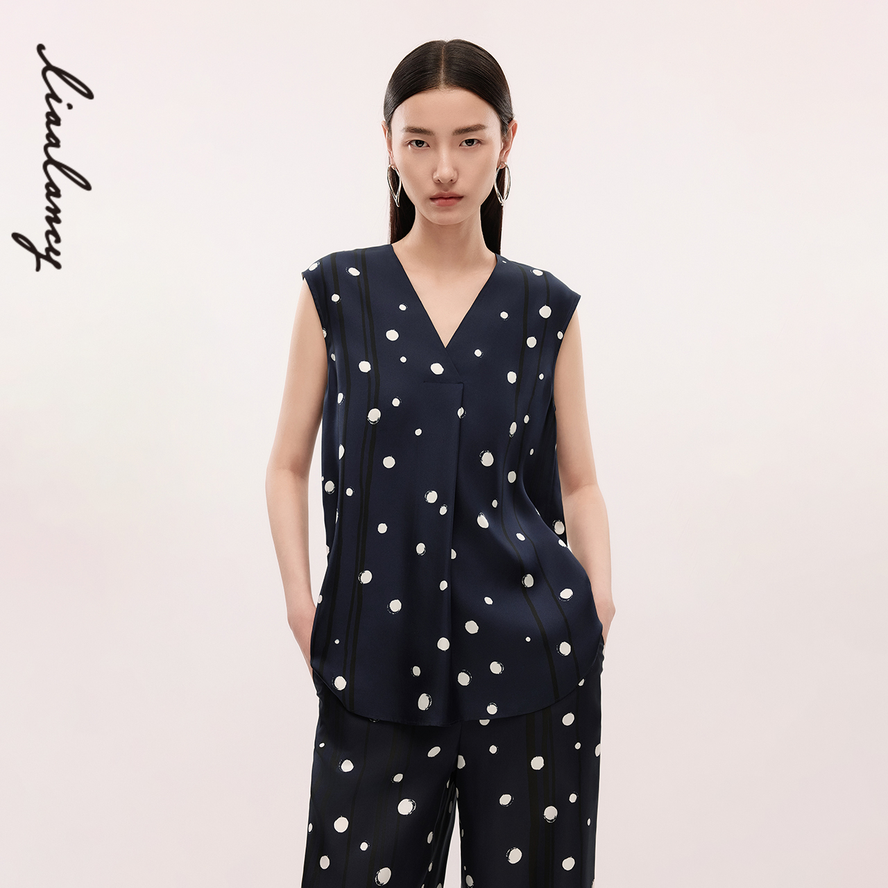 无袖设计 撞色波点 优雅V领