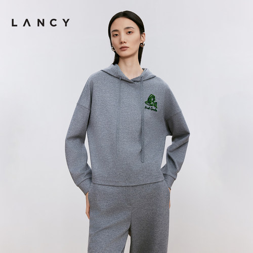 抽绳连帽 胸口刺绣 落肩设计