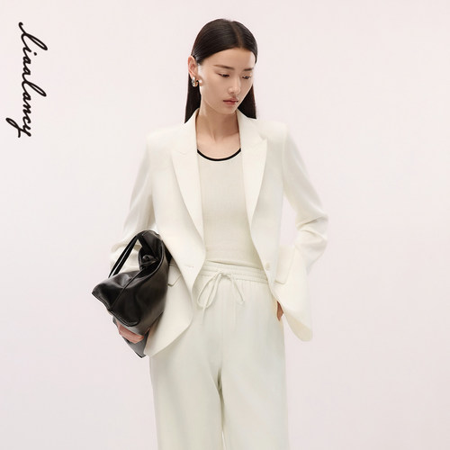 戗驳领型 定制纽扣 立体精裁