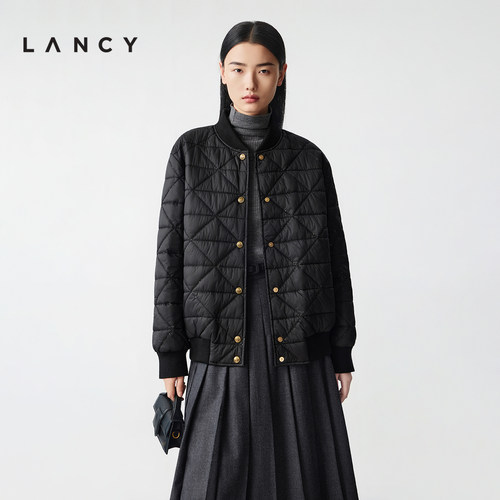 直版廓形 跳色扣饰 罗纹收束