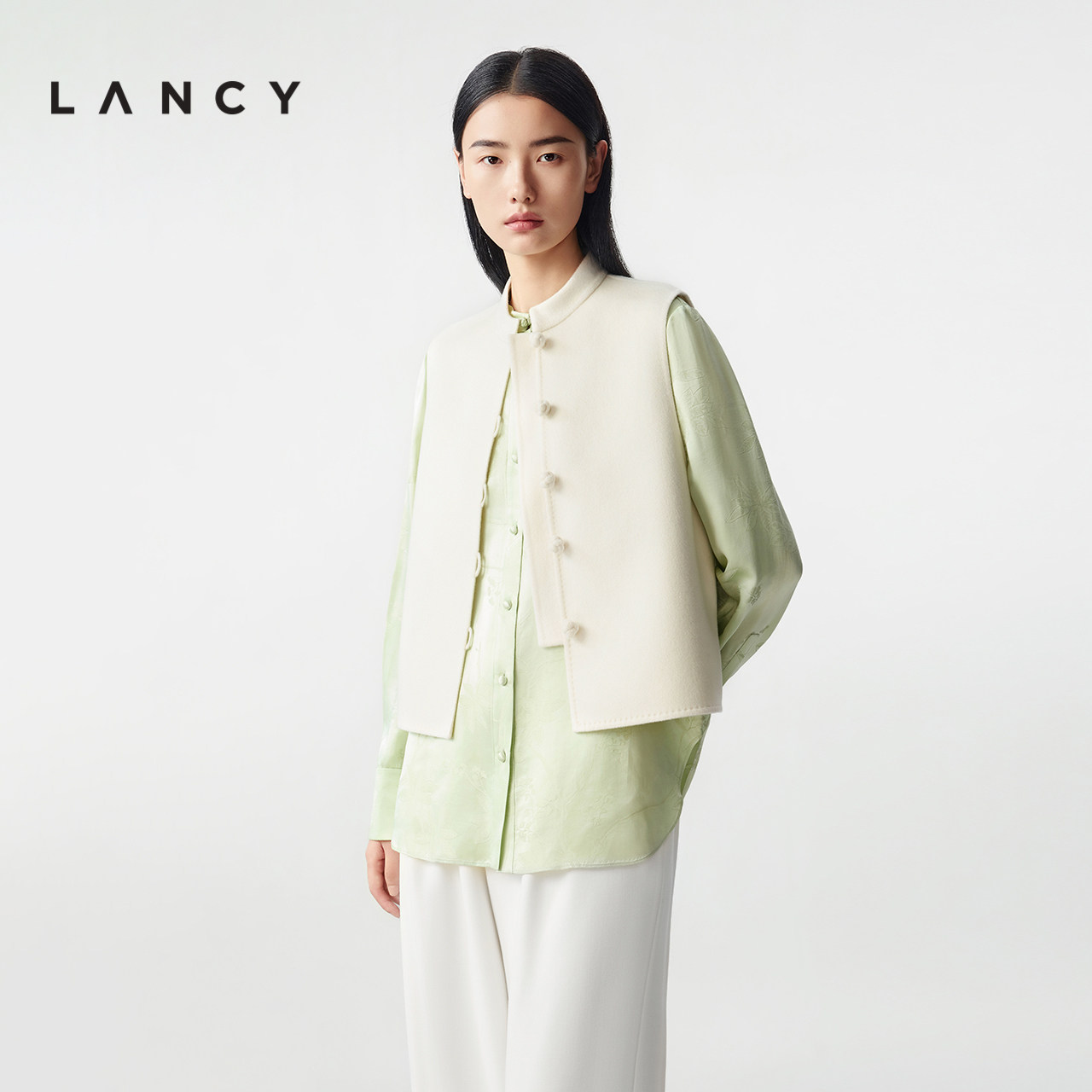 精致立领 短款版型 两侧开叉