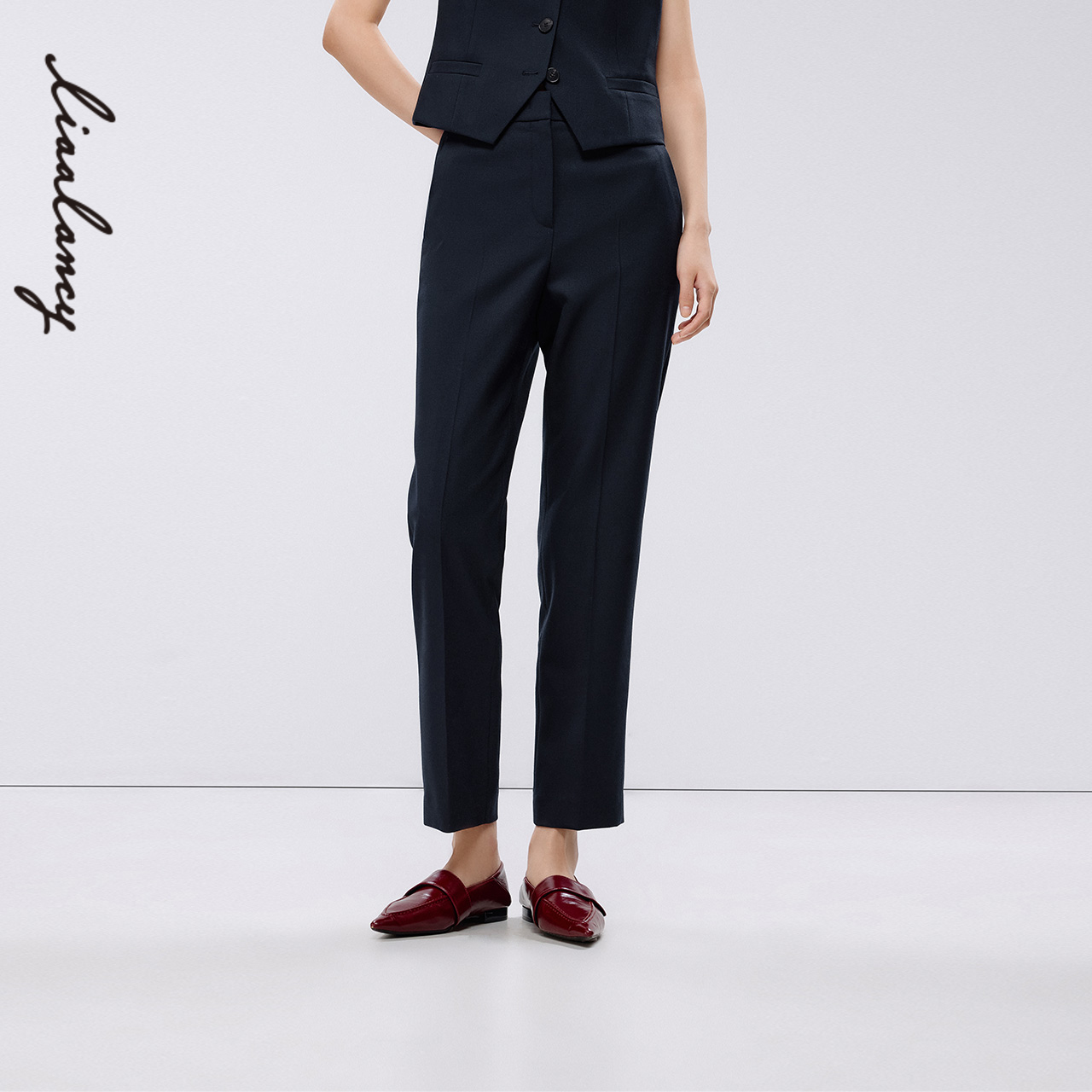 直筒裤型 平整腰头 后身兜盖