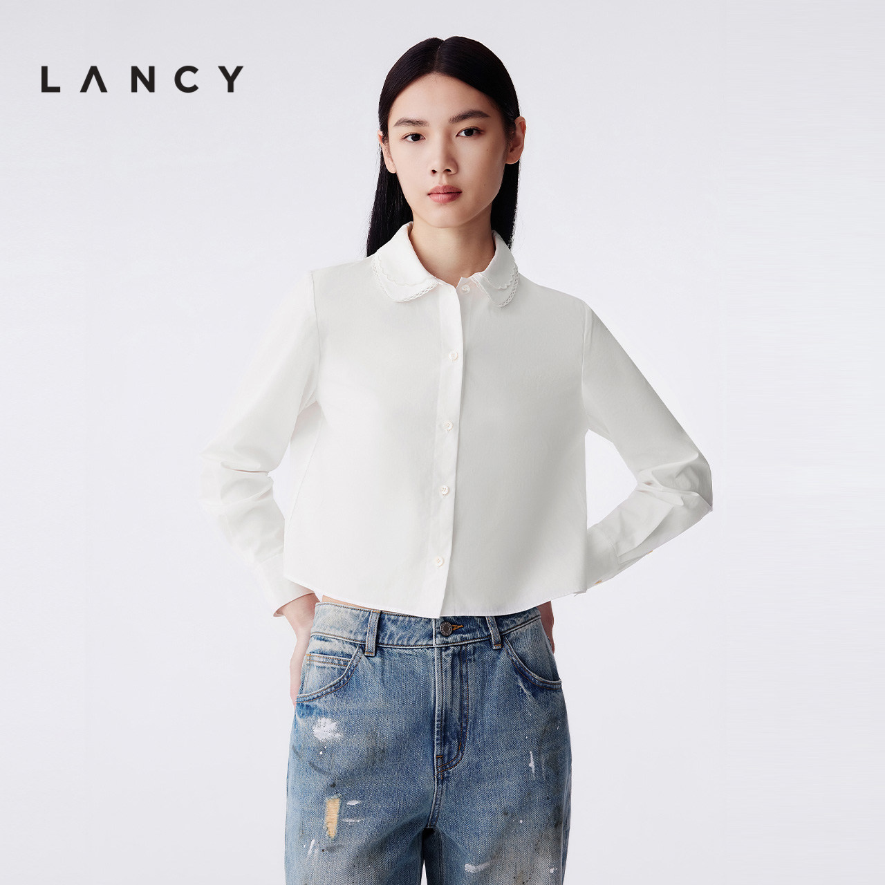 利落剪裁 清新质感 刺绣领边