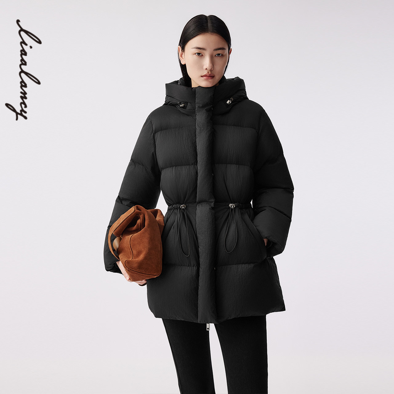 连帽设计 腰部抽绳 微皱肌理