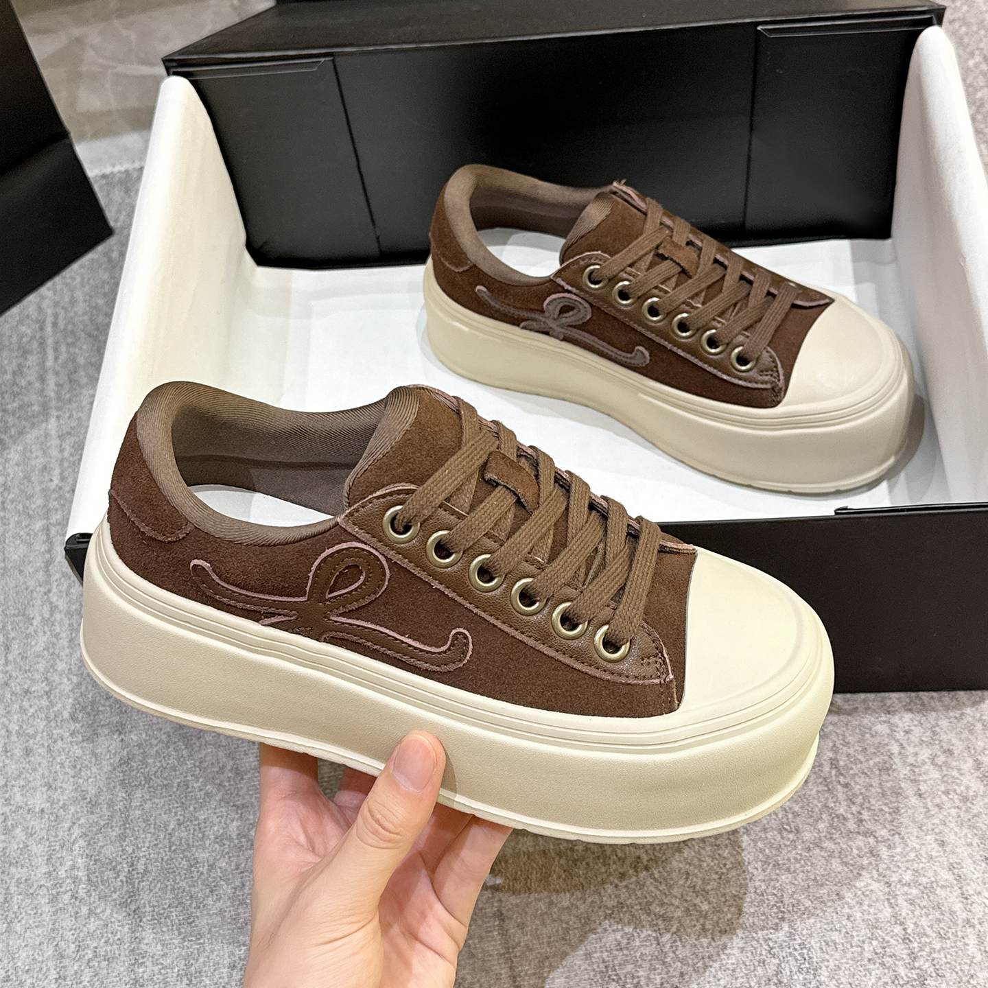 美拉德棕色厚底板鞋女2025新款