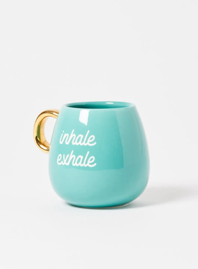 FQRLIVING Inhale Exhale蓝色釉面配白色文字与闪亮金色手柄水杯