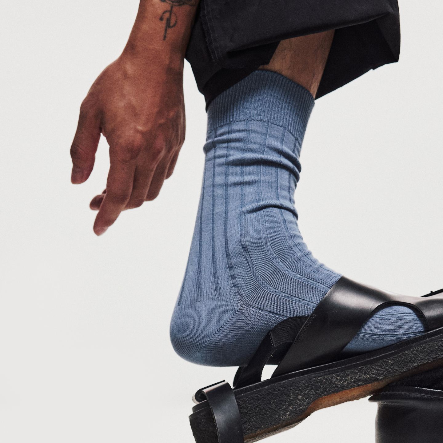 湖蓝简约竖条运动透气百搭棉线中筒袜简约舒适中筒袜子男士中筒袜