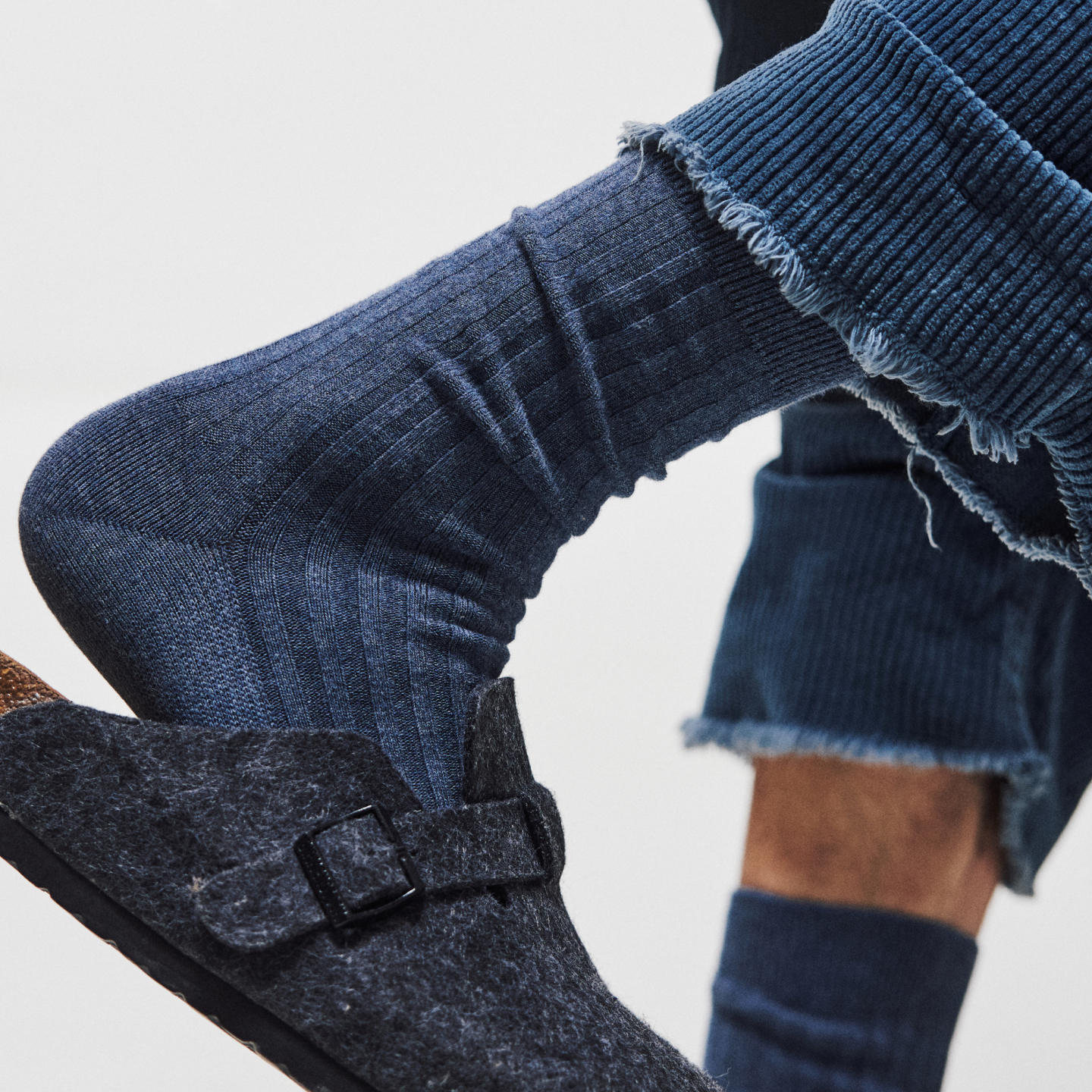 深蓝色竖纹中筒袜男透气舒适不勒脚贴合脚型商务休闲百搭袜子