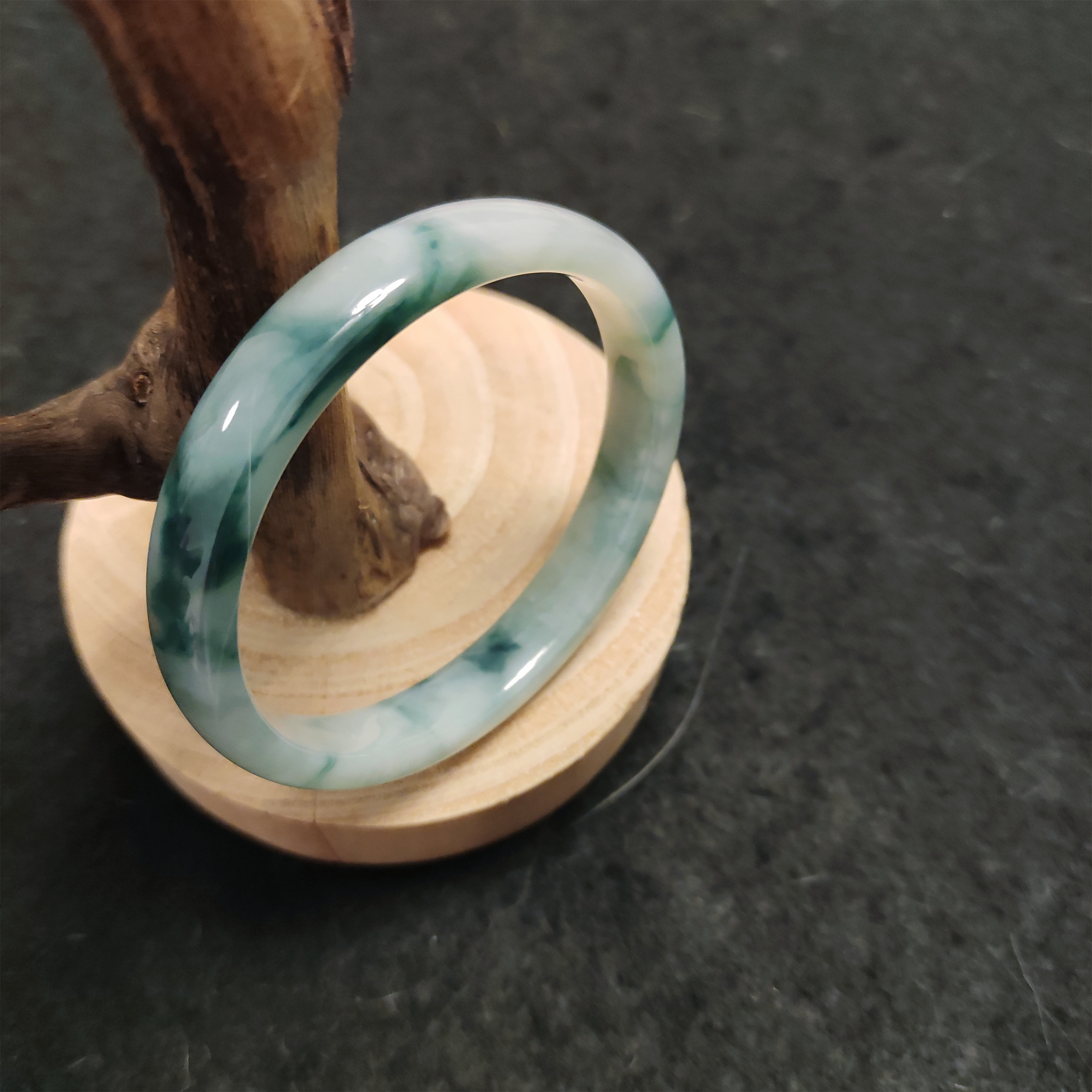 天然翡翠:高细糯化起冰白底飘蓝绿花 58特价贵妃手镯【已结缘】