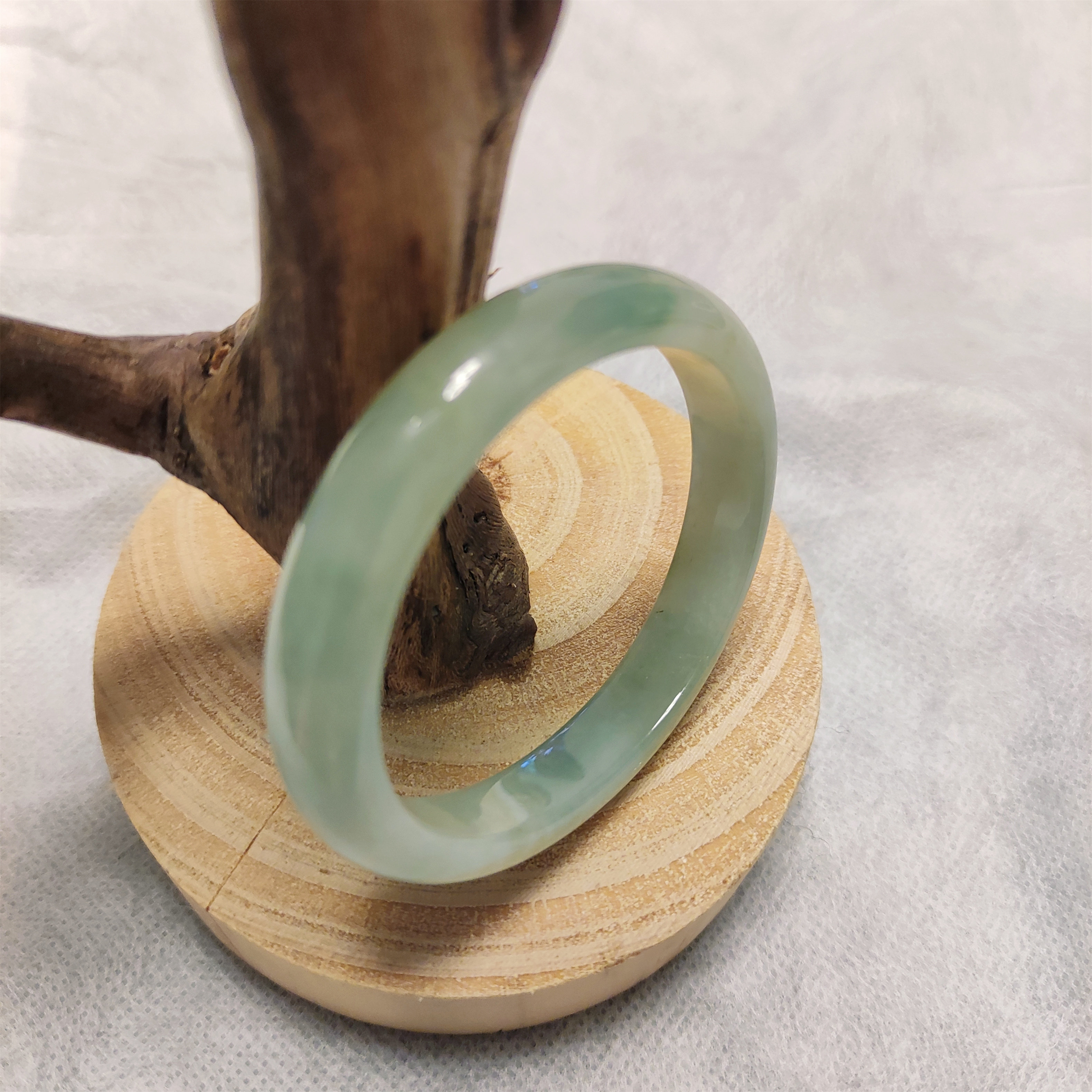 天然翡翠:冰糯种淡绿底飘绿花 冰飘花54号贵妃 特价款【已结缘】