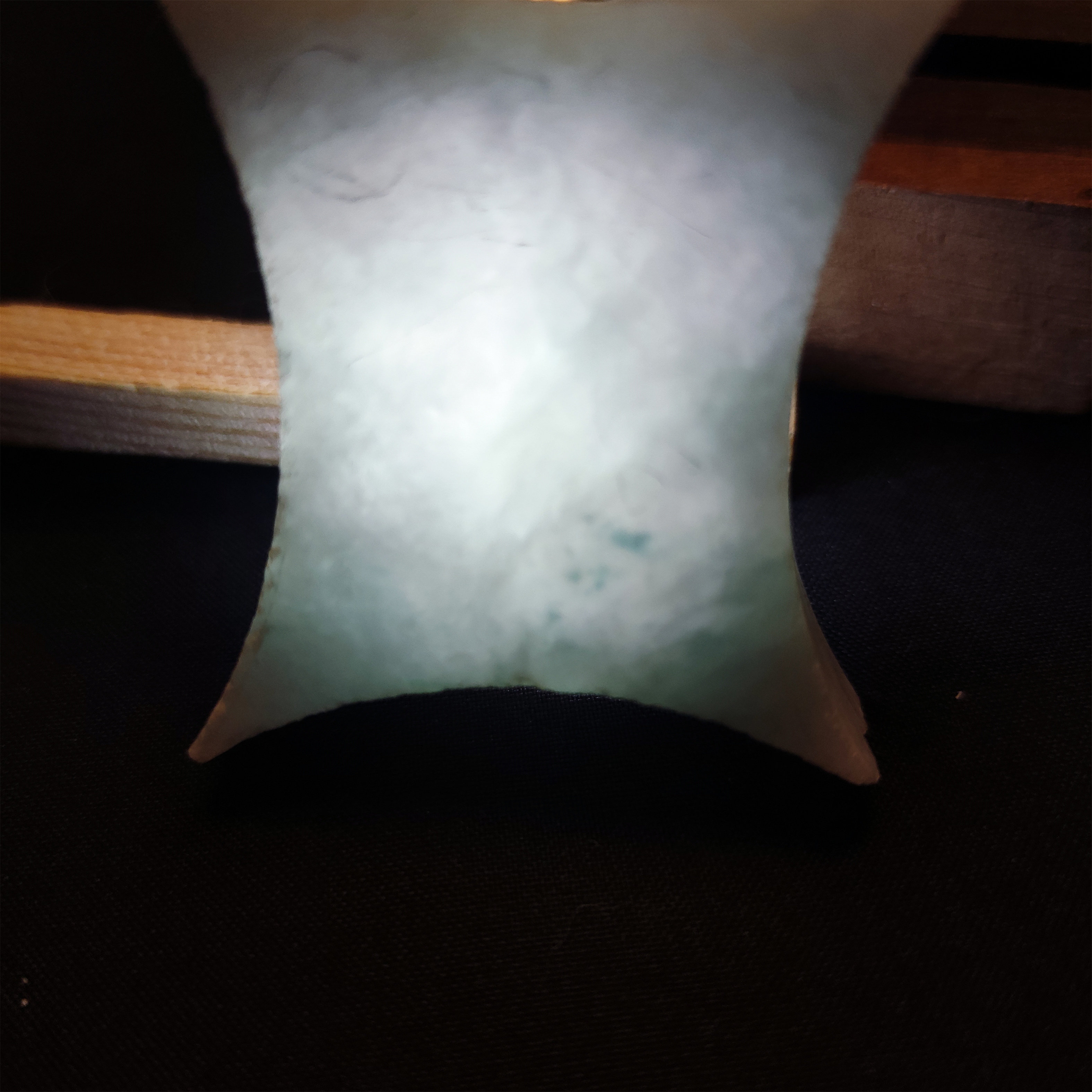 天然翡翠:白冰淡绿底飘绿花 边角料 原石(未打磨 加工另算)