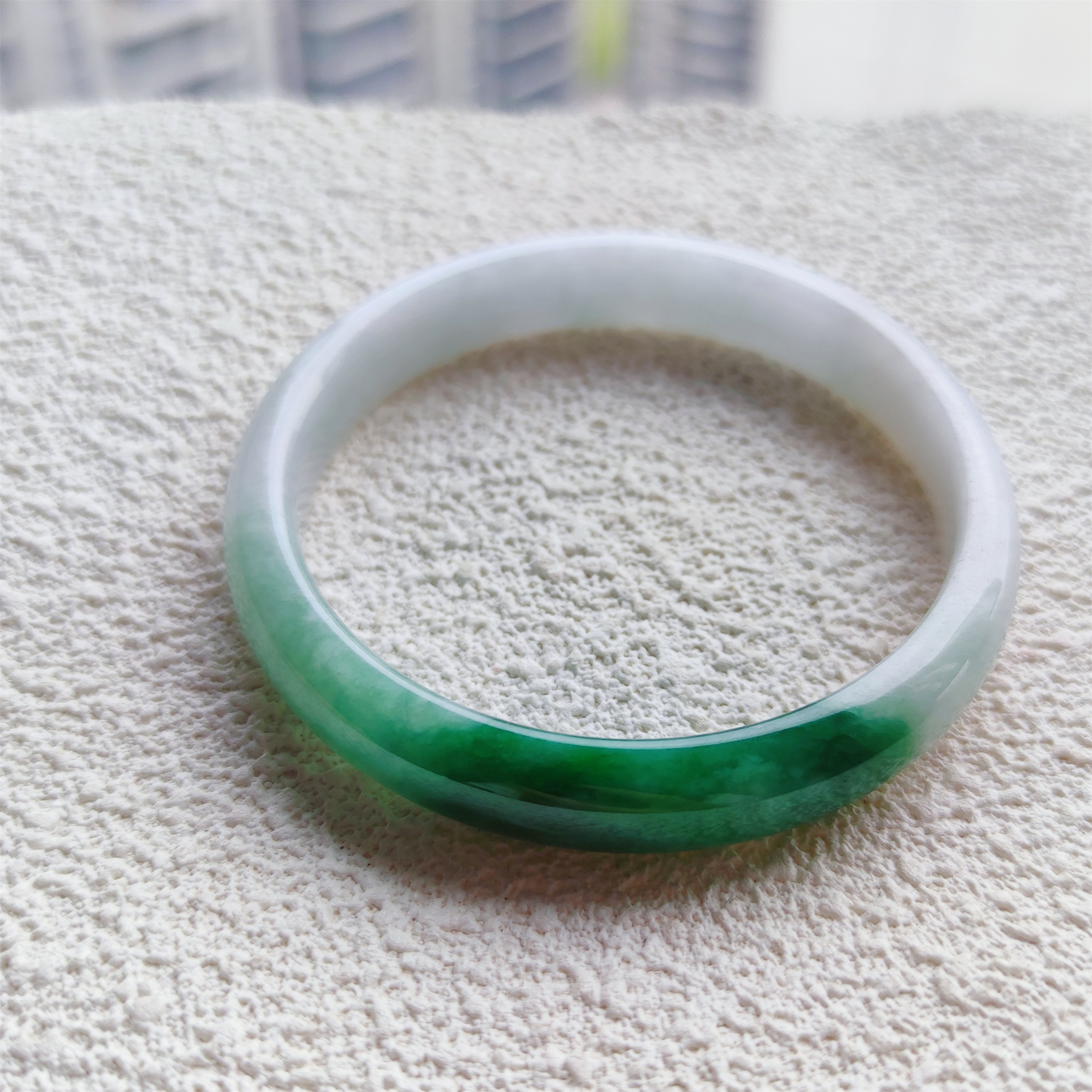 天然翡翠:细糯种白底青牛奶底飘阳绿花52号正圈手镯【已结缘】