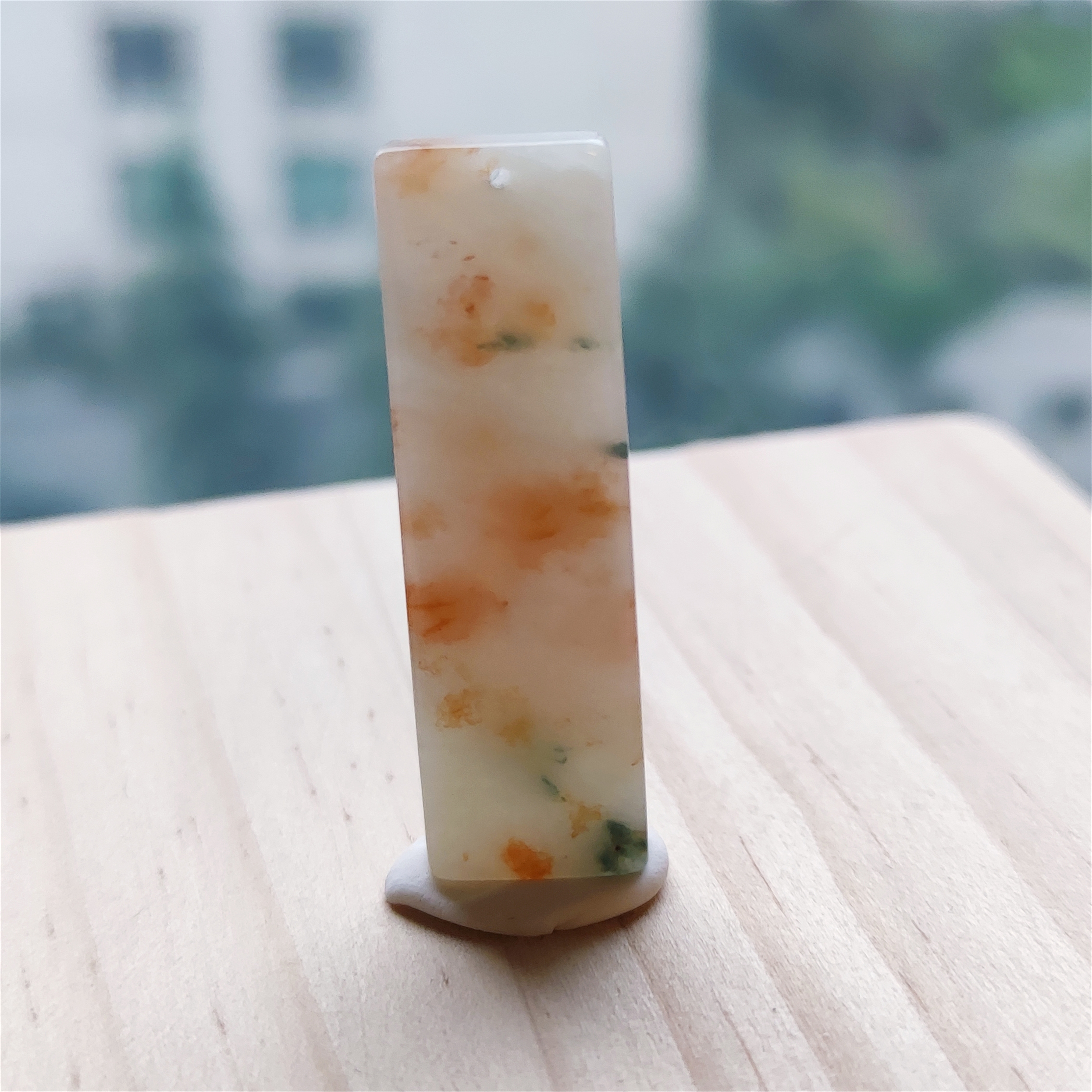 天然翡翠:高细糯化白撒金点翠红黄绿三彩长方形无事牌【已结缘】