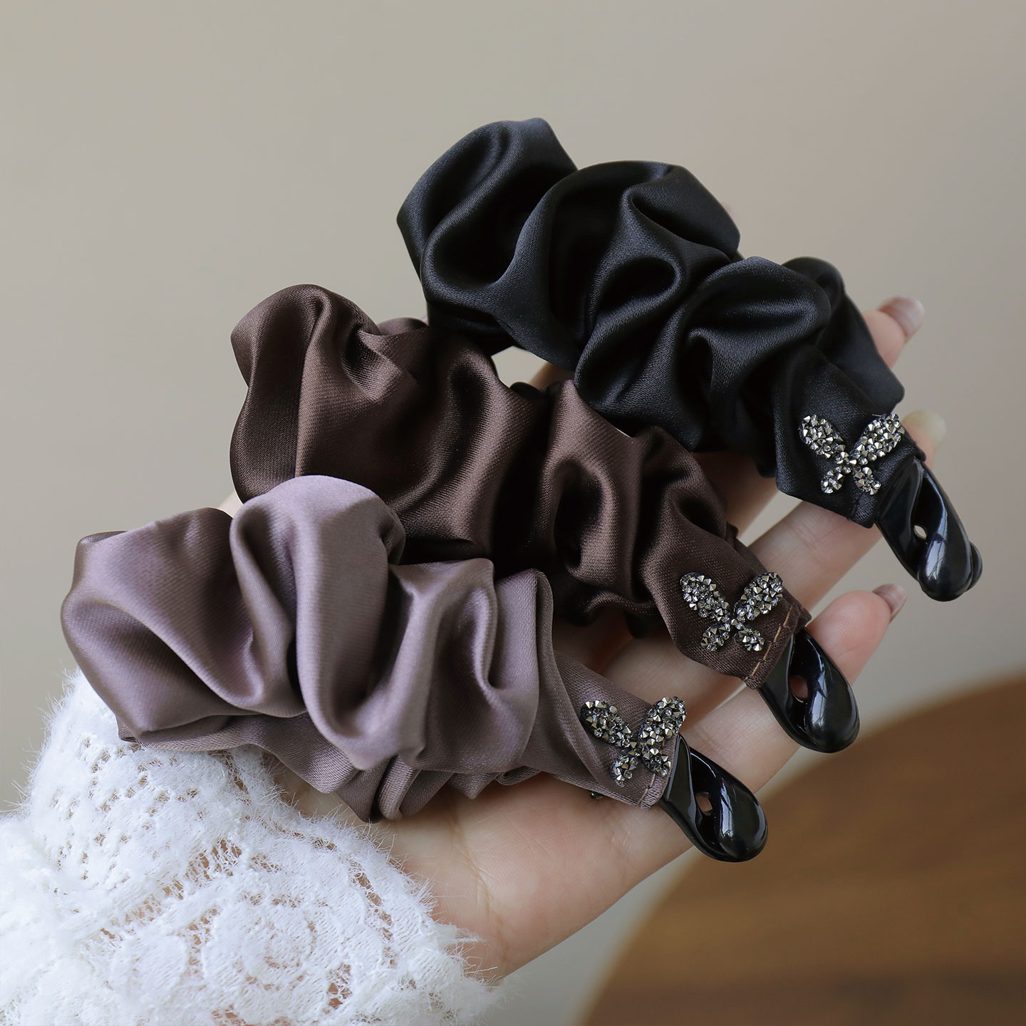 秋冬显气质缎面褶皱云朵香蕉夹新