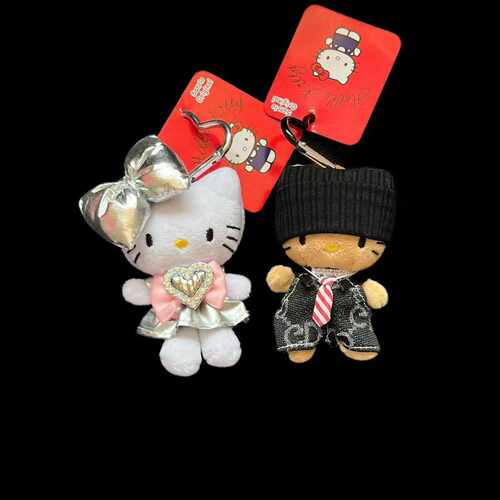 三丽鸥银色蝴蝶结HelloKitty毛绒挂件潮酷黑皮KT公仔钥匙扣包挂