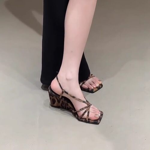 羊皮版!坡跟凉鞋女2025超火辣妹性感豹纹方头露趾细带厚底罗马鞋