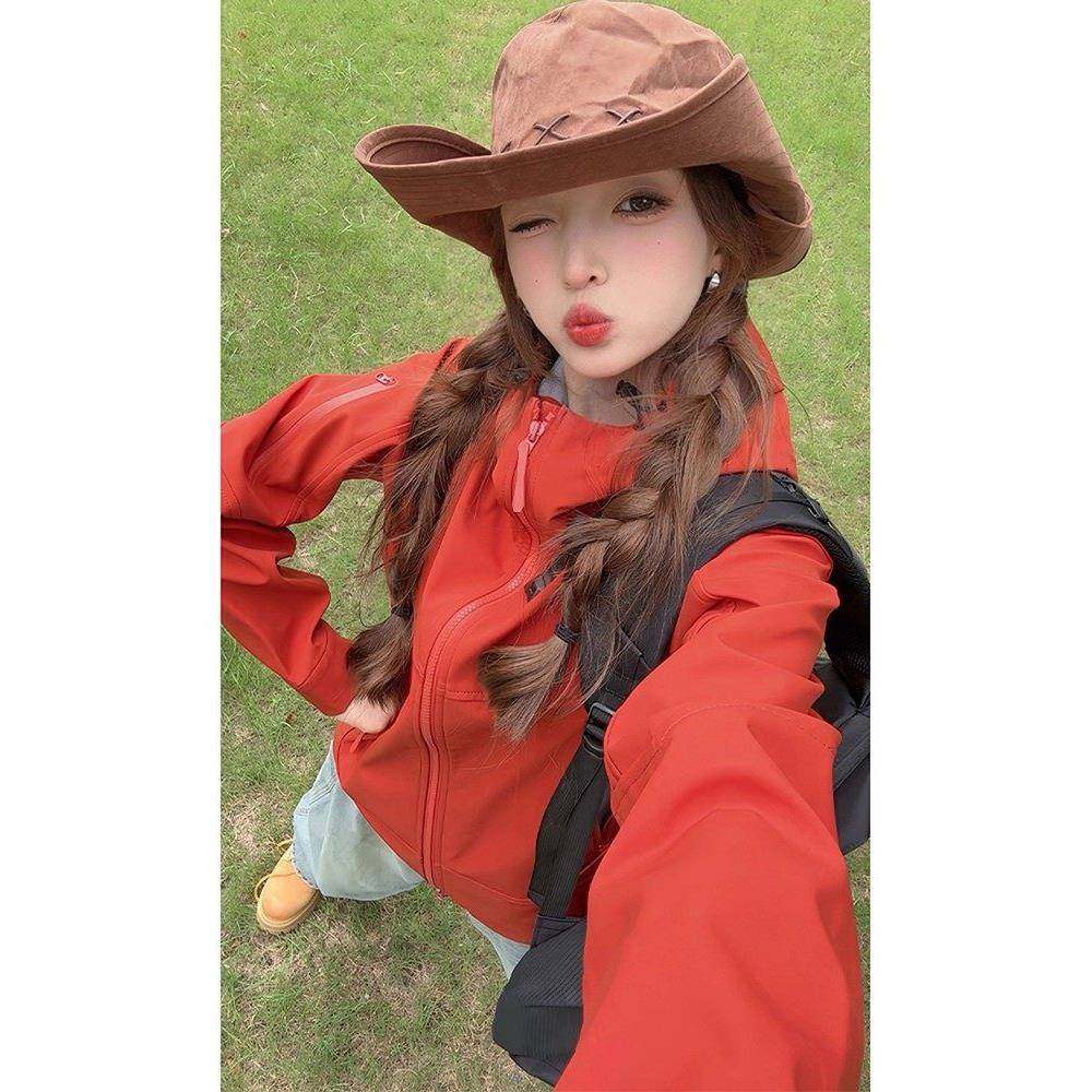 黄色连帽防晒冲锋衣男女秋季爬山穿搭情侣外套户外运动登山服夹克