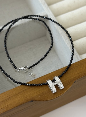 《黑色H》ins设计师款减龄百搭黑尖尖车花H吊坠项链 40+5Cm字母H