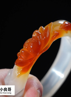 精工俏色巧雕双鱼荷花手镯