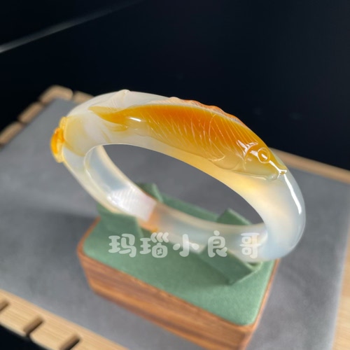 纯天然玛瑙俏色巧雕连年有余手镯精工雕刻双鱼手环女生送礼佳品可