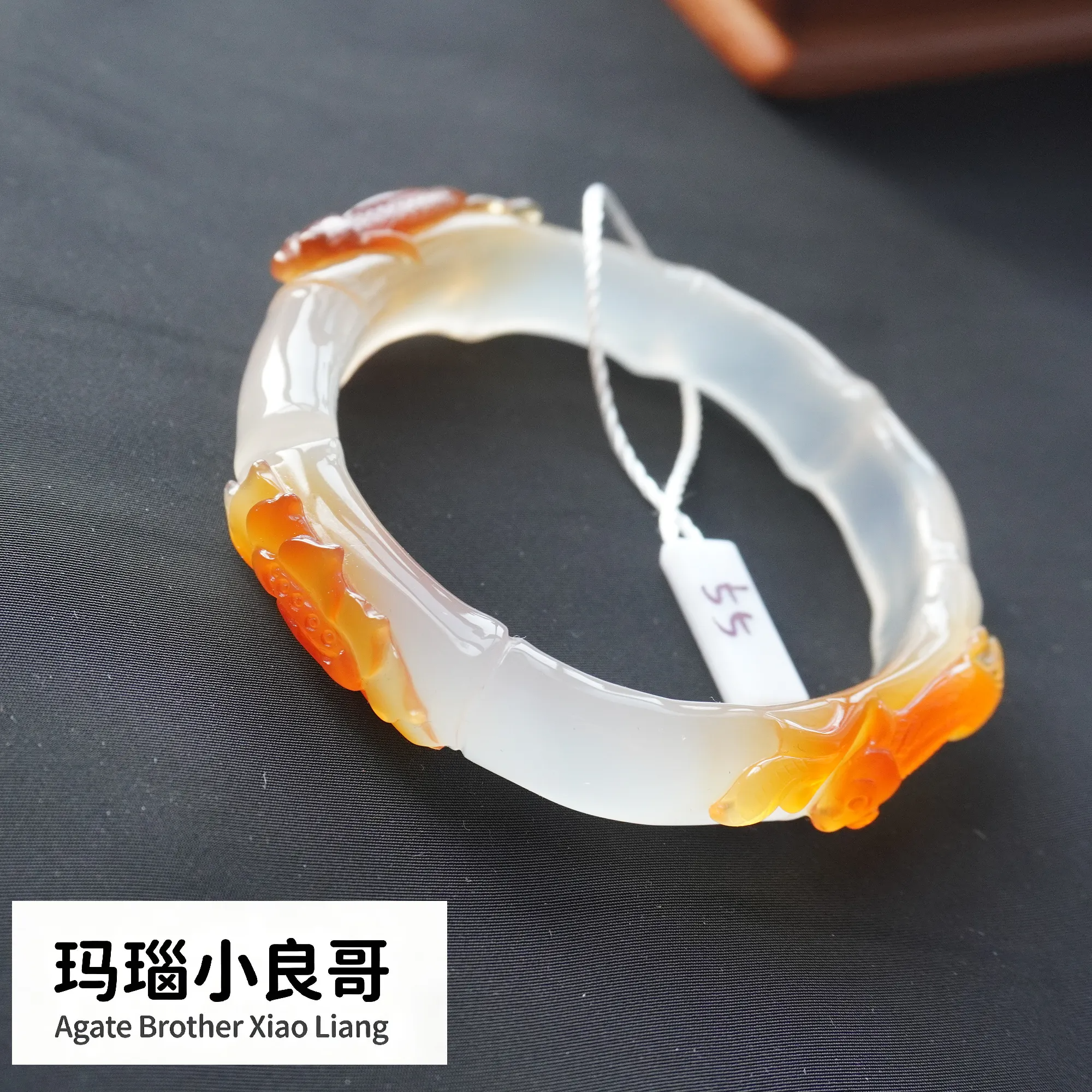 天然玛瑙雕花手镯手工俏色巧雕莲花鱼手镯设计美观大方女士款