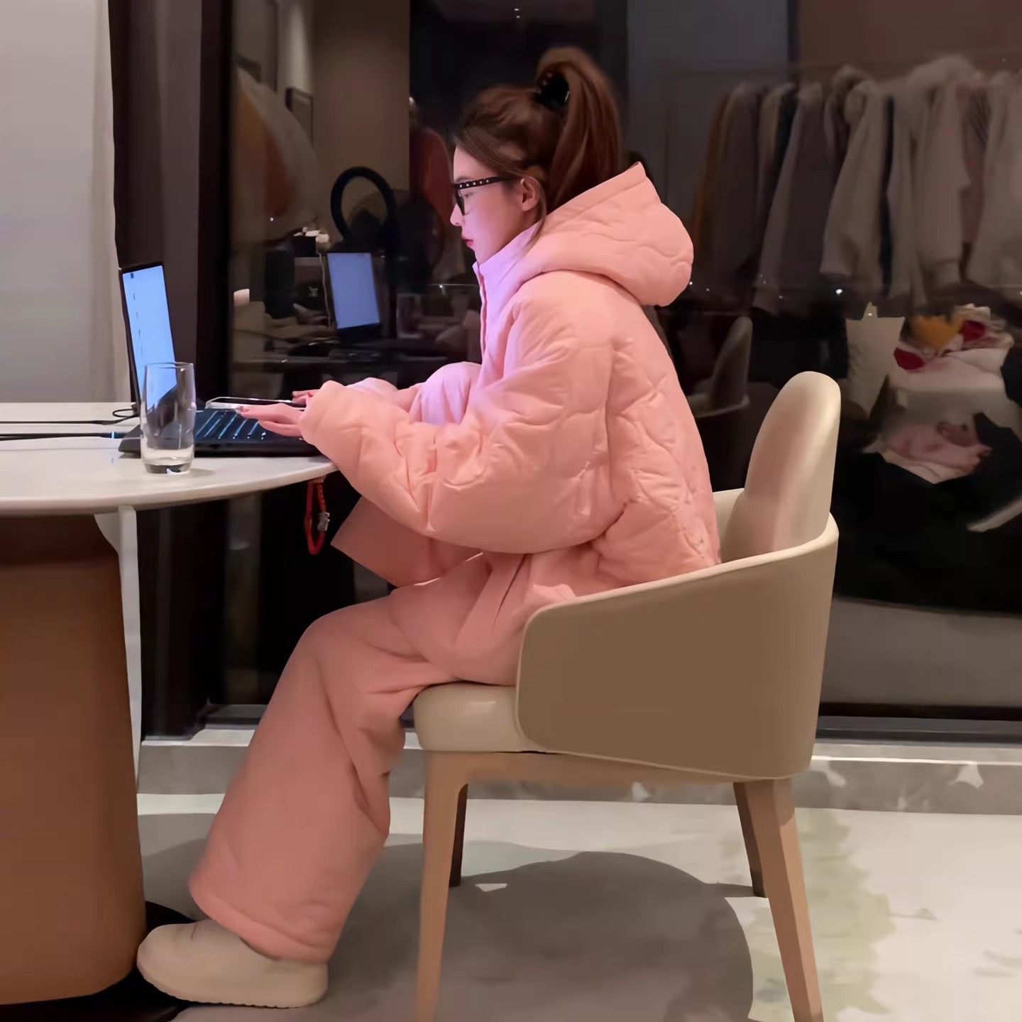 2026超火穿搭一整套冬季新款慵懒风连帽上衣阔腿裤保暖棉服两件套,女装/女士精品,休闲运动套装,淘宝优惠券,粉丝福利购,淘宝优惠卷