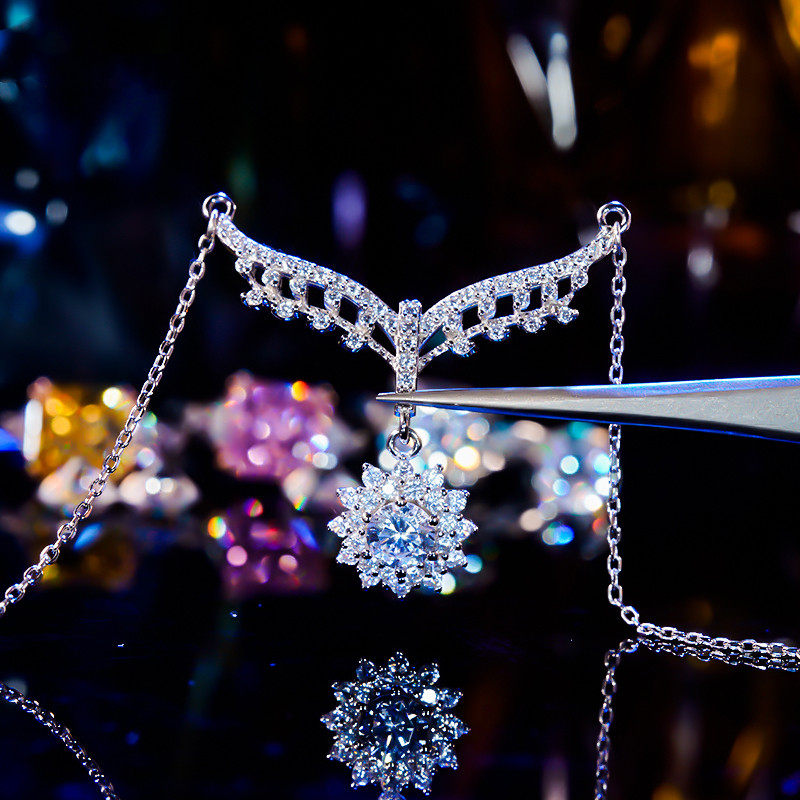 AU750纯18K金太阳花项链镶嵌进口莫桑石甜美大气翅膀羽翼女孩吊坠