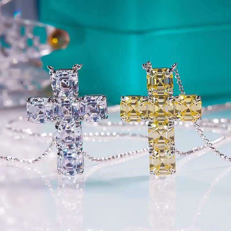 AU750白金进口D色莫桑石方形十字架吊坠锁骨链18K镶嵌黄钻项链新