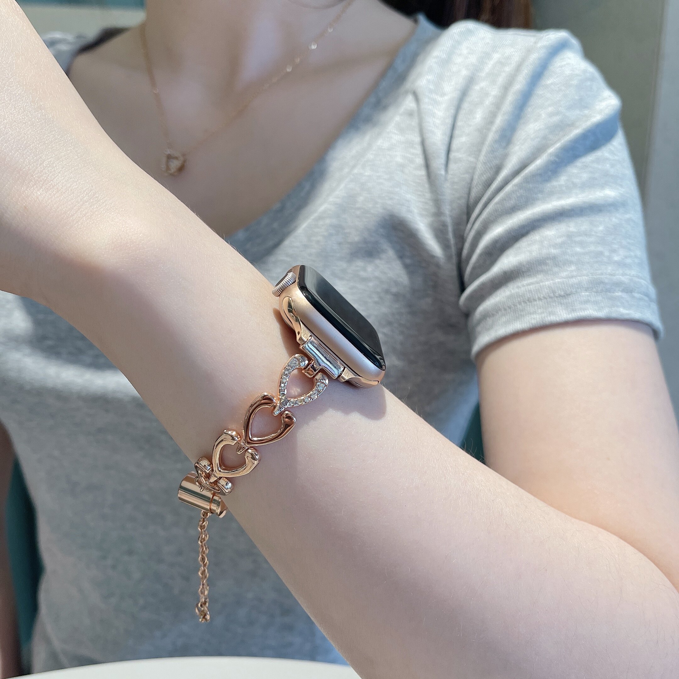 适用apple watch7表带心形金属苹果手表手表小众ins风女款iwatch6/5/4/3/2/1创意腕带38/40/42/45mm夏天se潮图片