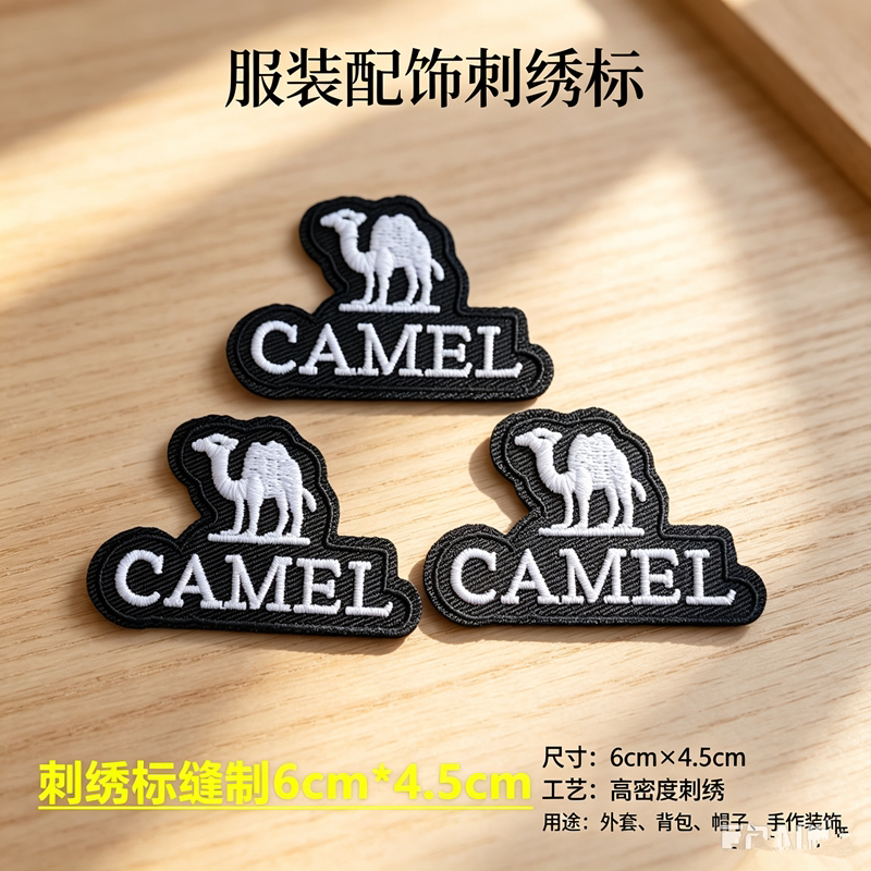 骆驼标志logo贴缝制羽绒服