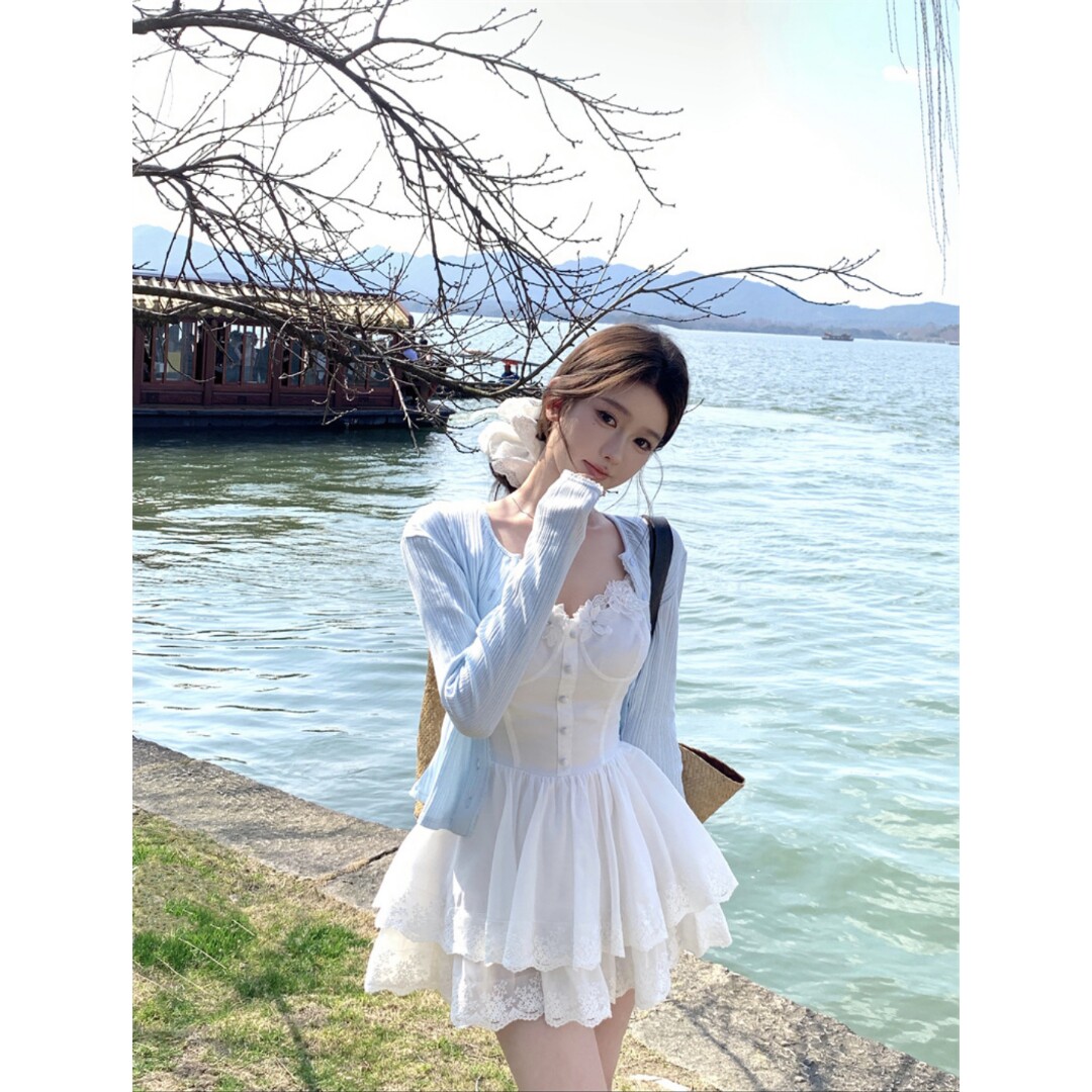 Sweet草莓女孩气质时尚小众设计感白色吊带连衣裙+蓝色开衫小外套