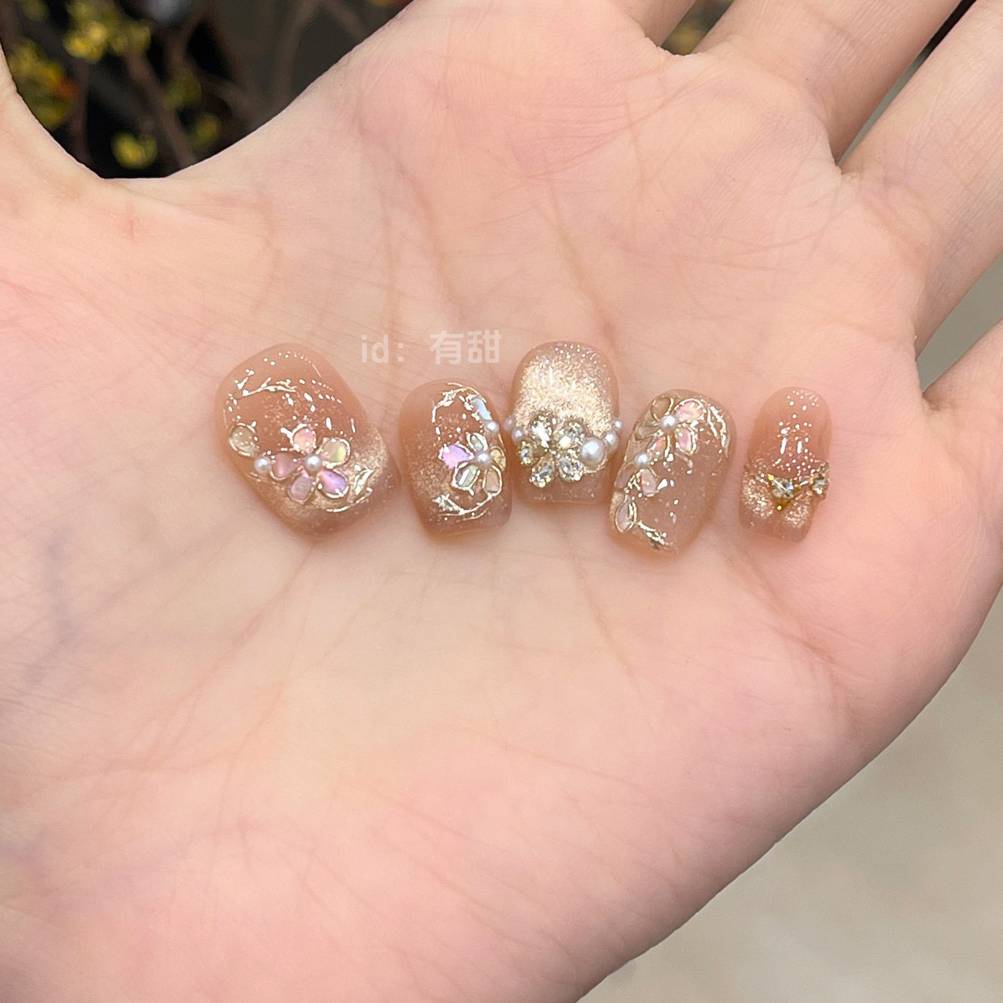 裸色穿戴甲2026新款高级感超火显白穿戴美甲短款手工猫眼指甲贴片图片