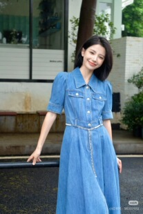 歌L思  24年 蓝色牛仔连衣裙，有标无吊牌，配腰链，L码已无腰带