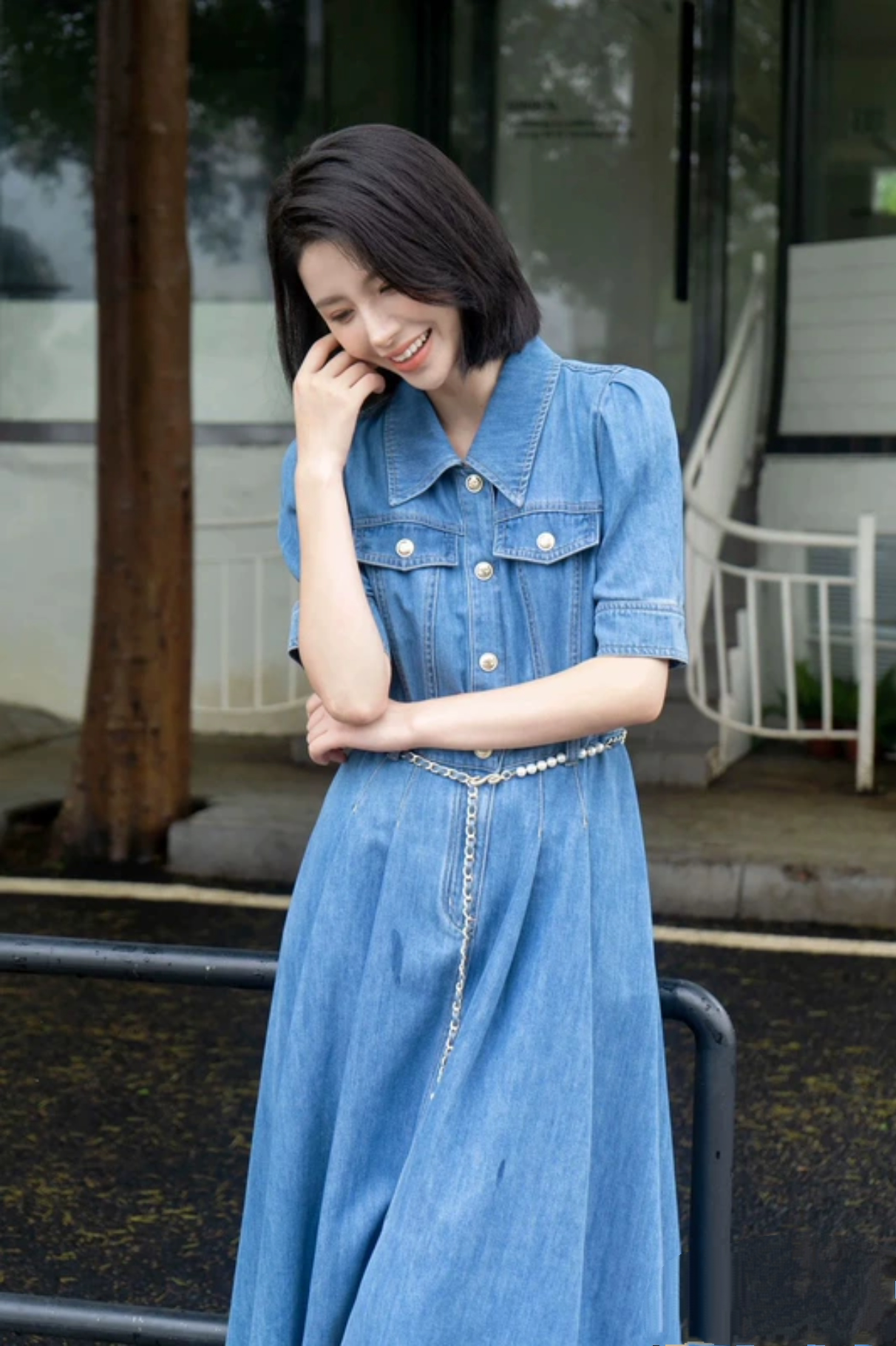 歌L思  24年 蓝色牛仔连衣裙，有标无吊牌，配腰链 EWW351N002