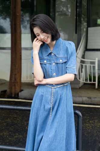 歌L思  24年 蓝色牛仔连衣裙，有标无吊牌，配腰链 EWW351N002