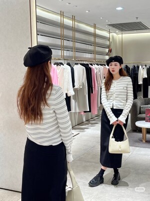 歌L思 24年全标大货  白色针织衫 EWW351M07100