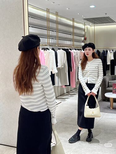 歌L思 24年全标大货  白色针织衫 EWW351M07100