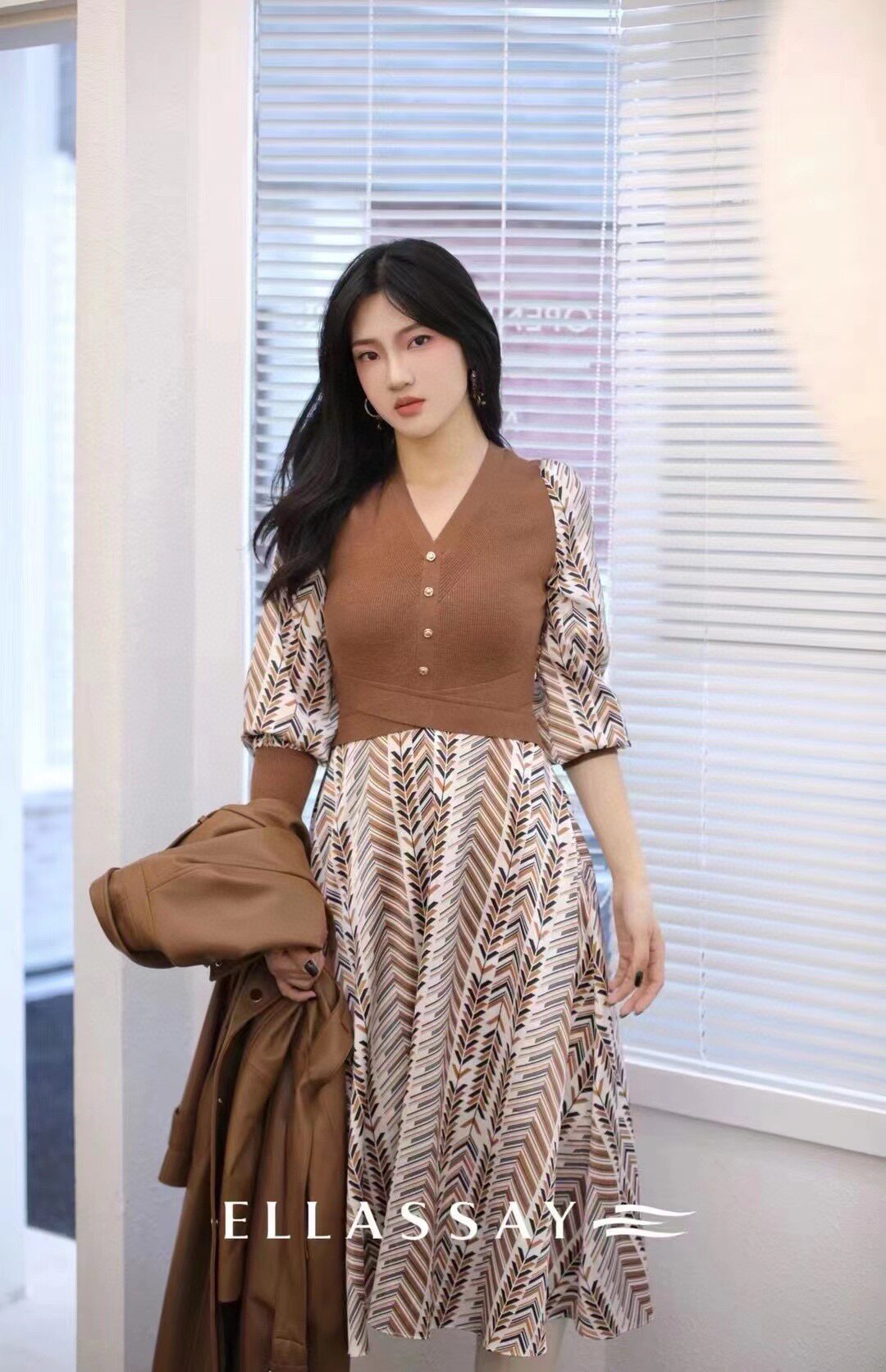 歌L思    咖色假两件式修身款连衣裙 EWE323Y04600