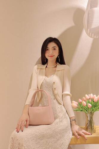 歌L思   23年全标大货  米杏色两件套蕾丝连衣裙 EWE343Y05400