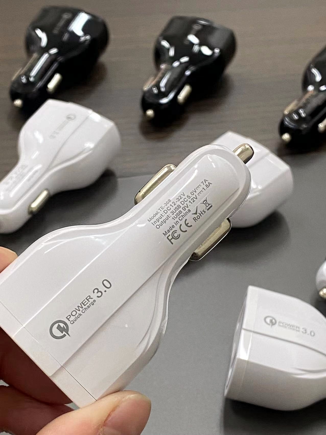 우리는 그것에 대해 몇 달 동안 이야기해 왔습니다  2년에 한 번씩 만나요  QC3.0 빠른 충전 3USB 범용 고속 차량용 충전기