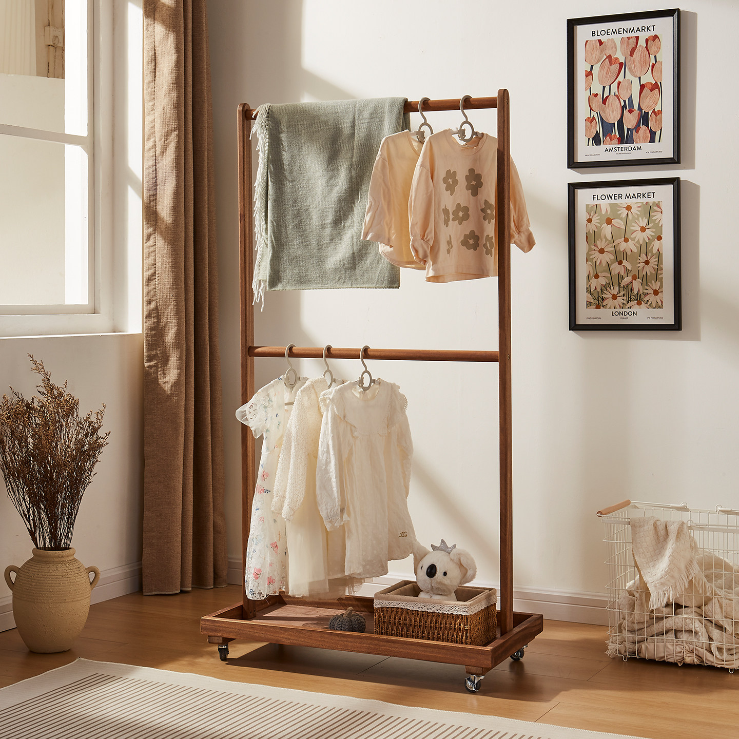 儿童落地衣架黑胡桃木双层带轮挂衣架卧室收纳架幼儿园展示挂衣架